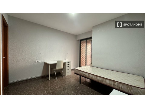 Pokój do wynajęcia w mieszkaniu z 5 sypialniami w Walencji - Do wynajęcia