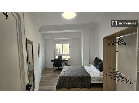 Valensiya'da 5 yatak odalı dairede kiralık oda. - Kiralık