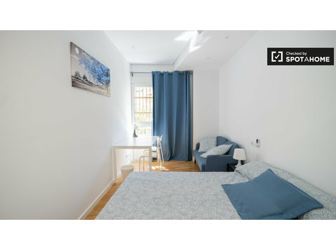 Se alquila habitación en piso de 6 habitaciones en Valencia - Alquiler