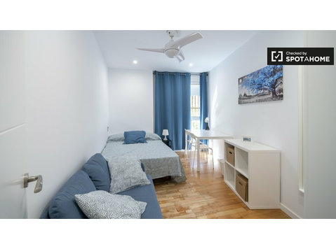 Chambre à louer dans un appartement de 6 chambres à Valence - À louer