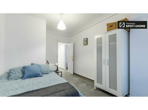 Zimmer zu vermieten in großer 5-Zimmer-Wohnung in El Pla… - Zu Vermieten