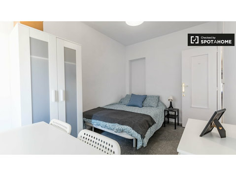 Quarto para alugar em um ótimo apartamento de 5 quartos, El… - Aluguel
