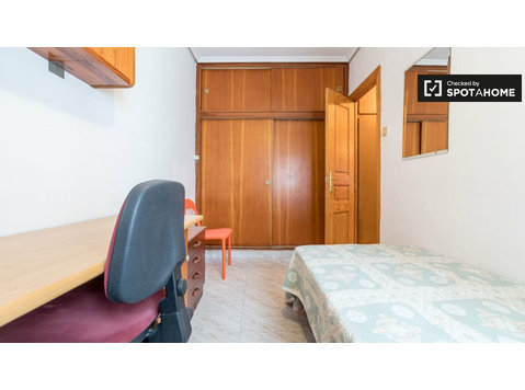Camins al Grau büyük 4 yatak odalı dairede kiralık oda - Kiralık