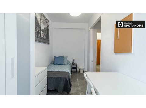 Zimmer zu vermieten in großer 5-Zimmer-Wohnung, El Pla del… - Zu Vermieten