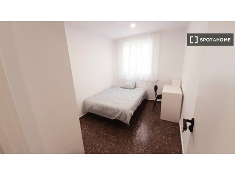 Burjassot'ta 3 yatak odalı ortak dairede kiralık oda - Kiralık