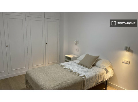 Aluga-se quarto em apartamento compartilhado de 3 quartos… - Aluguel