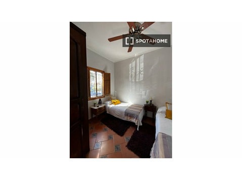 Se alquila habitación en piso compartido en Burjassot,… - Alquiler