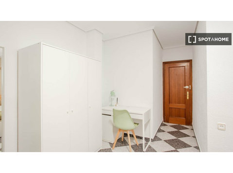 Room for rent in shared apartment in Valencia - De inchiriat