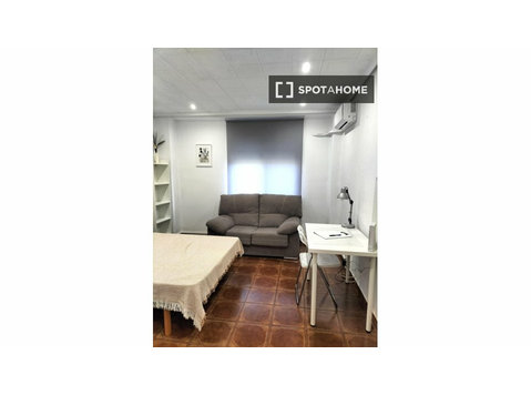 Valensiya'da ortak dairede kiralık oda - Kiralık