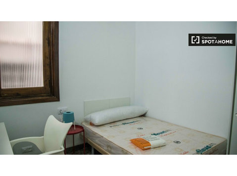 Zimmer in 10-Zimmer-Wohnung in Ciutat Vella, Valencia - Zu Vermieten