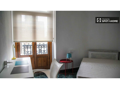 Chambre dans un appartement de 10 chambres à Ciutat Vella,… - À louer