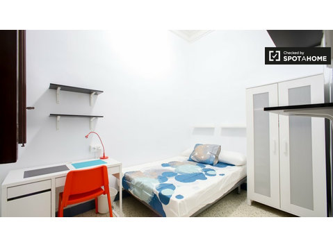 Room in 10-bedroom apartment in Ciutat Vella, Valencia - Аренда