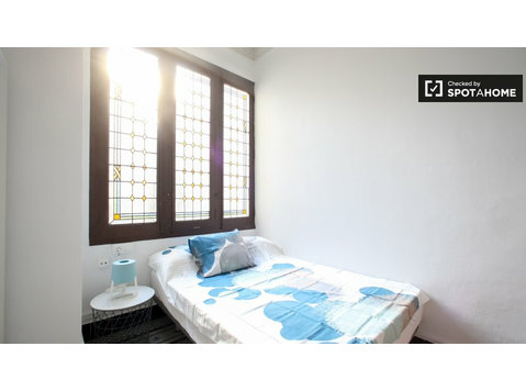Chambre dans un appartement de 10 chambres à Ciutat Vella,… - À louer