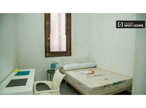 Room in 10-bedroom apartment in Ciutat Vella, Valencia - For Rent