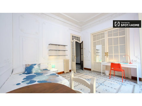 Room in 10-bedroom apartment in Ciutat Vella, Valencia - For Rent
