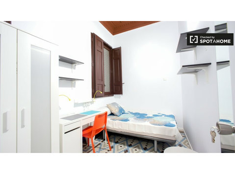 Pokój w 10-pokojowym apartamencie w Ciutat Vella, Valencia - Do wynajęcia