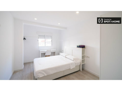Pokój w 3-pokojowym mieszkaniu do wynajęcia w Walencji - Do wynajęcia
