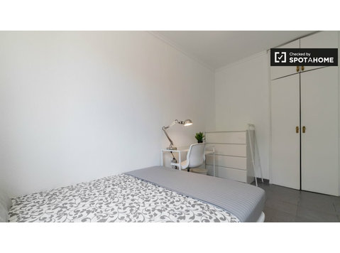 Chambre dans un appartement de 4 chambres à Algirós, Valence - À louer