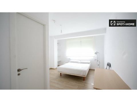Camera in appartamento con 4 camere da letto a Camins al… - In Affitto