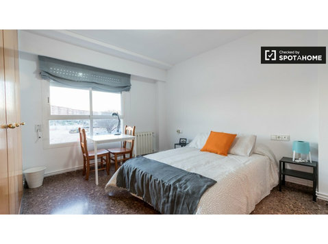 Zimmer in 4-Zimmer-Wohnung in Quatre Carreres, Valencia - Zu Vermieten