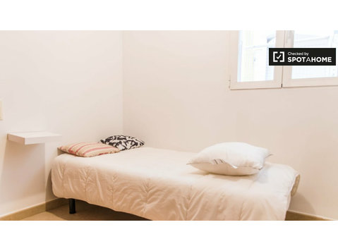 Room in 4-bedroom apartment in Quatre Carreres, Valencia - Под Кирија
