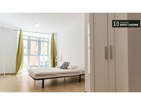 Habitación en apartamento de 4 dormitorios en Quatre… - Alquiler