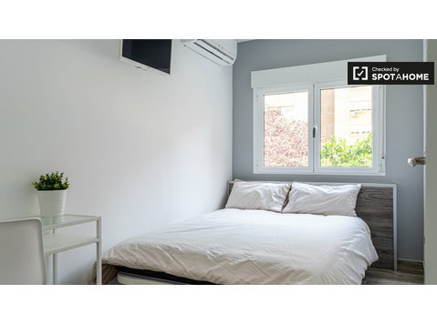 Chambre dans un appartement de 5 chambres à Algirós, Valence - À louer