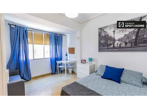 Valencia, Ciutat Vella'daki 5 odalı daire: 1 odalı oda - Kiralık