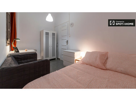 Room in 5-bedroom apartment in Eixampl, Valencia - For Rent