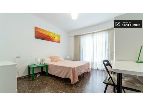 Room in 5-bedroom apartment in El Pla del Real, Valencia - Disewakan