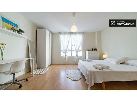 Camera in appartamento con 5 camere da letto a Extramurs,… - In Affitto