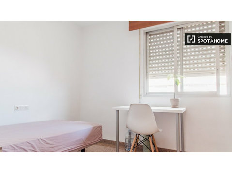 Habitación en apartamento de 5 dormitorios en Quatre… - Alquiler