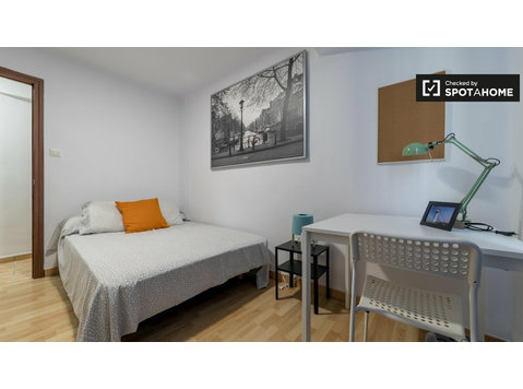 Camera in appartamento con 5 camere da letto a Quatre… - In Affitto