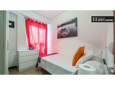 Camera in appartamento con 5 camere da letto a Quatre… - In Affitto