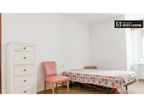 Room in 5-bedroom apartment in Quatre Carreres, Valencia - For Rent