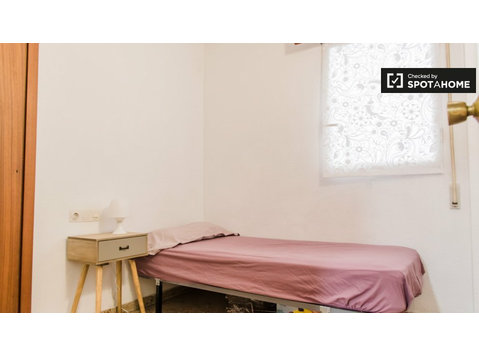 Room in 5-bedroom apartment in Quatre Carreres, Valencia - Disewakan