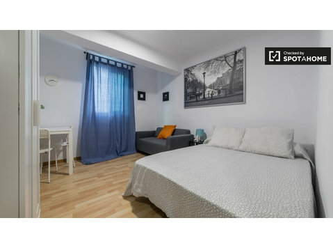 Chambre dans un appartement de 5 chambres à Quatre… - À louer