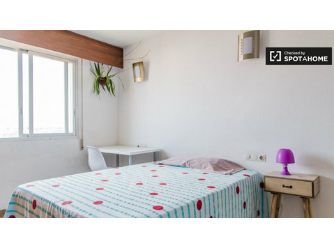 Zimmer in 5-Zimmer-Wohnung in Quatre Carreres, Valencia - Zu Vermieten