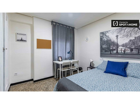 Room in 5-bedroom apartment in Quatre Carreres, Valencia - Аренда