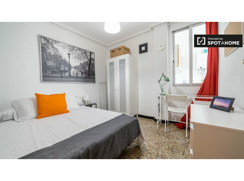 Quarto em apartamento de 5 quartos em Quatre Carreres,… - Aluguel