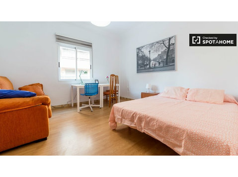 Room in 6-bedroom apartment, Camins al Grau, Valencia - เพื่อให้เช่า