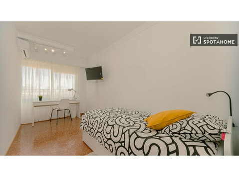 Room in 6-bedroom apartment for rent in Burjassot, Valencia. - برای اجاره