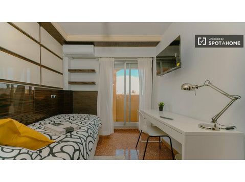 Zimmer in einer 6-Zimmer-Wohnung zur Miete in Burjassot,… - Zu Vermieten