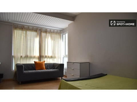 Valencia'da Ciutat Vella'da 6 yatak odalı dairede oda - Kiralık