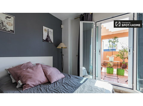 Valencia, El Pla del Real'de 6 yatak odalı dairede oda - Kiralık