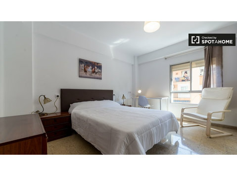 Quatre Carreres, Valensiya'da 6 yatak odalı dairede oda - Kiralık
