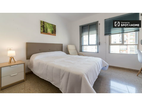 Camera in appartamento con 6 camere da letto a Quatre… - In Affitto