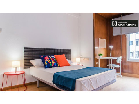 Pokój w 7-pokojowym apartamencie w Ciutat Vella, Valencia - Do wynajęcia