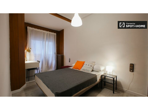 Chambre dans un appartement de 7 chambres à Ciutat Vella,… - À louer
