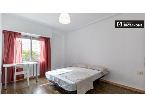 Zimmer in einem Apartment mit 7 Schlafzimmern in El Pla del… - Zu Vermieten